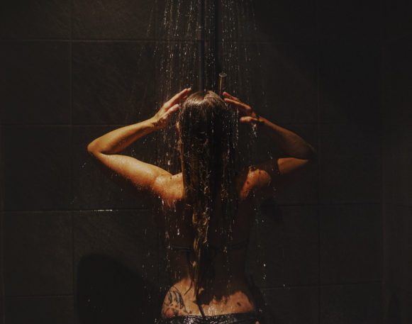 bildet viser en kvinne som dusjer.