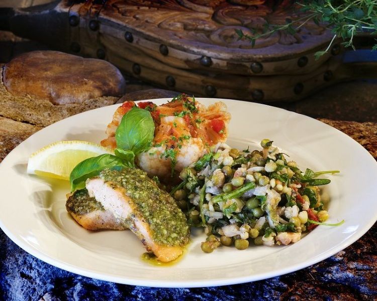 en middagstallerken med fisk og salat