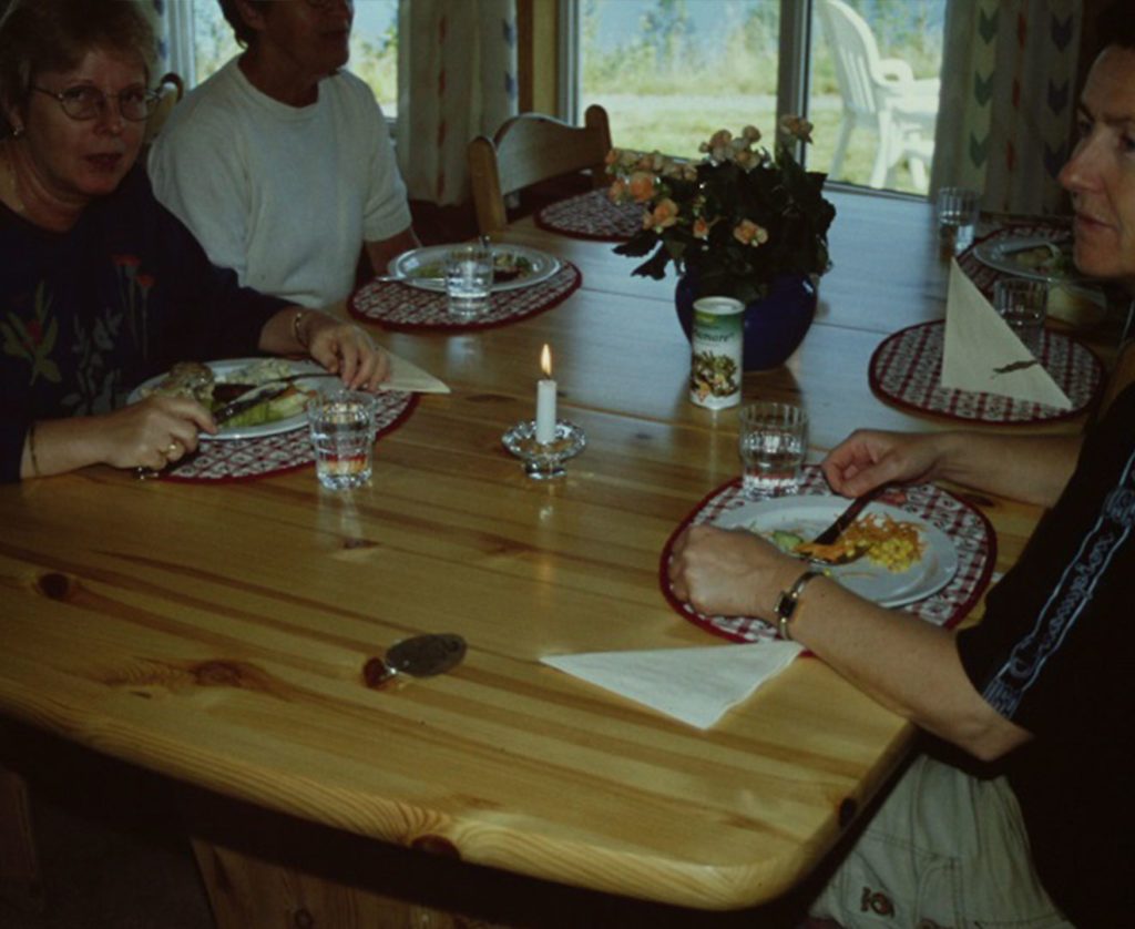 tre personer spiser råkost på tidlig 90-tall ved et bord i spisesalen