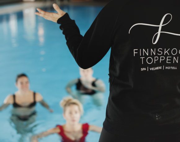 bildet viser instruktør fra Finnskogtoppen SPA og velværehotell instruere tre damer i bassenget på gruppetime.
